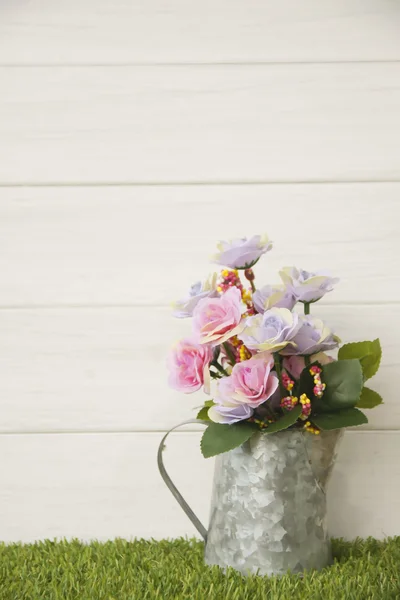 Foto d'archivio fiori colorati vasi decorazione su sfondo di legno — Foto Stock