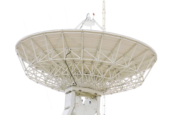 Pień Zdjęcie satelitarne anteny radaru dużych rozmiarów na białym tle — Zdjęcie stockowe