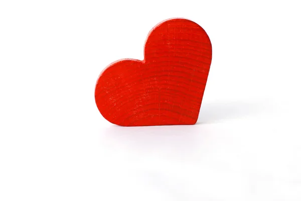 Foto de stock Corazón rojo de madera sobre fondo de madera —  Fotos de Stock