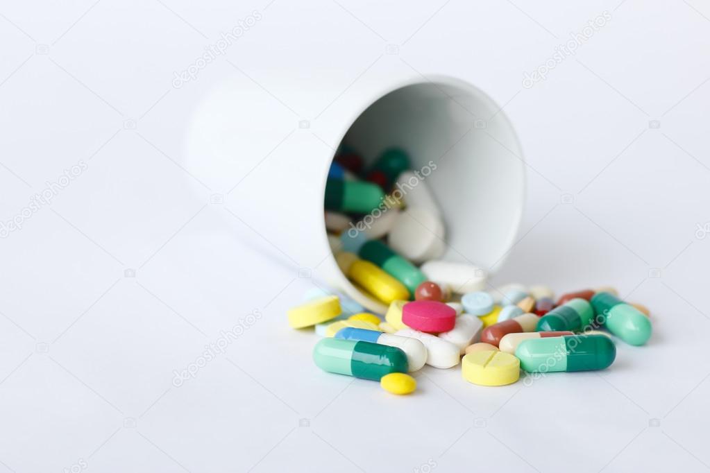 股票照片丸瓶洒丸表面隔离在白色背景上 图库照片 C Singkamc 股票照片丸瓶洒丸表面隔离在白色背景上 图库照片 C Singkamc
