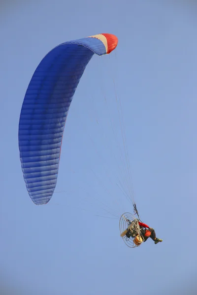 Parapente voador no céu - Imagem stock — Fotografia de Stock