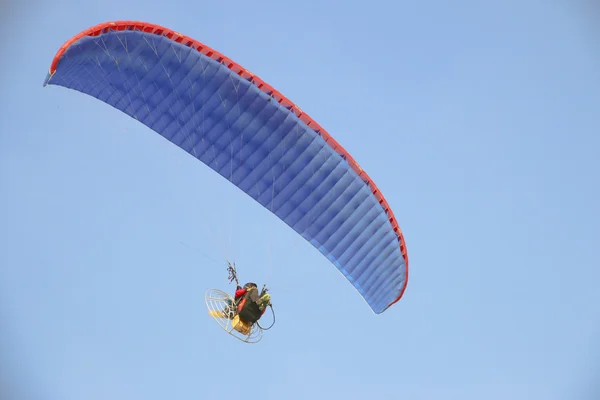 Vliegende paraglider in de hemel - Stock beeld — Stockfoto