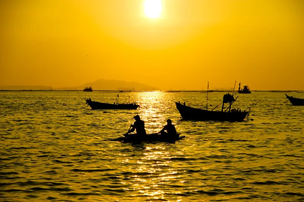 Silhuetter av båtar vid solnedgången — Stockfoto