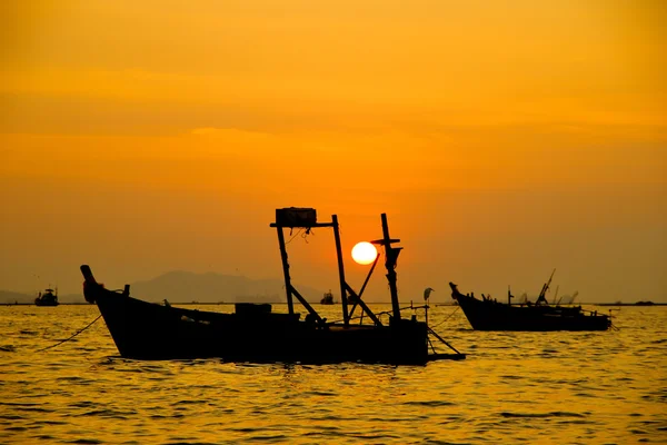 Siluetas de barcos al atardecer —  Fotos de Stock