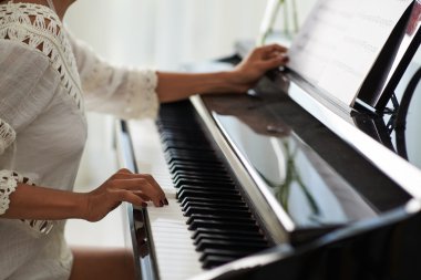 Müzik performans kadın