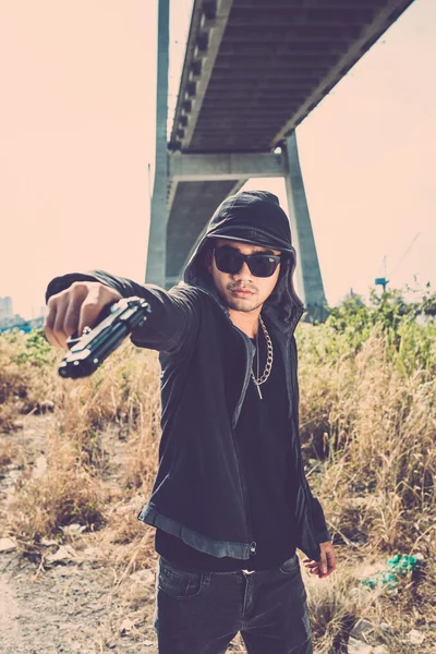 Gangster homem segurando uma arma — Fotografia de Stock