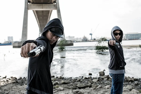 Dos asesinos apuntando armas — Foto de Stock