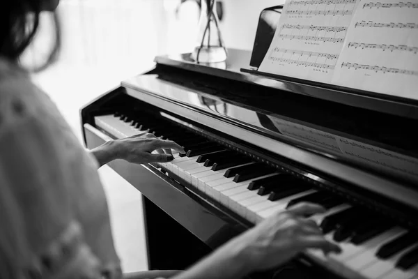 Female playing the piano — Stock Photo, Image