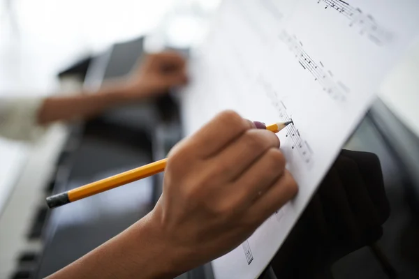 Manos corrigiendo música partitura —  Fotos de Stock