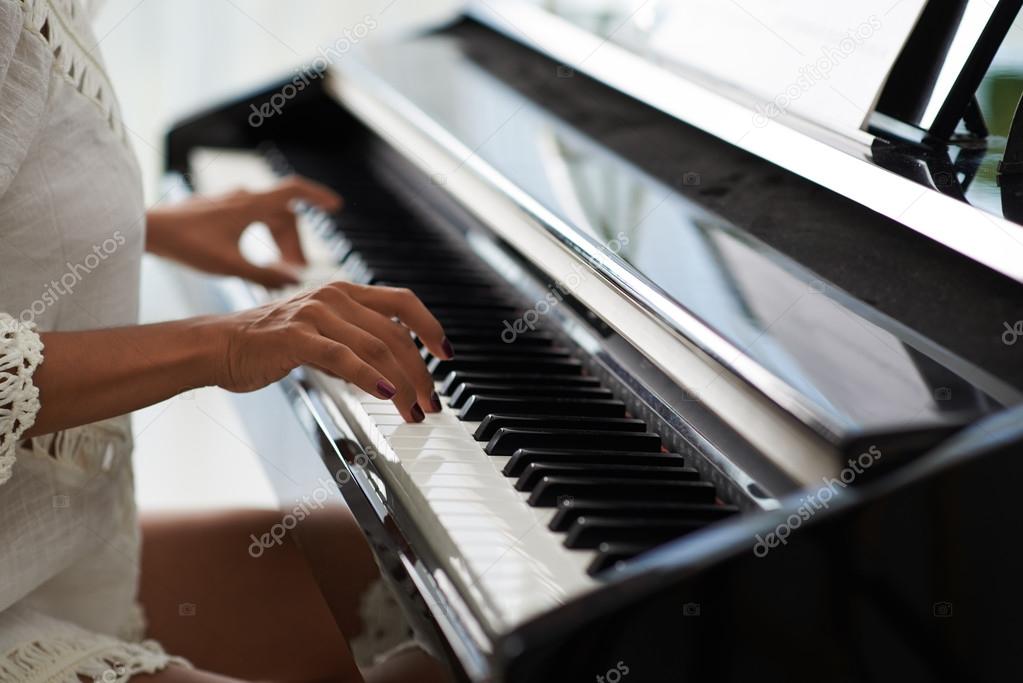 Раскрепощенная учительница музыки на пианино в чулках 