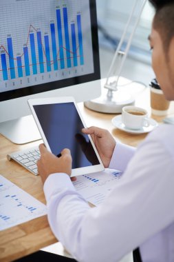 Dijital tablet kullanan işadamı