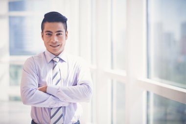 Kendinden emin bir gencin portresi.