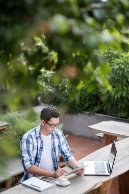 Tablet bilgisayar kullanan işadamı