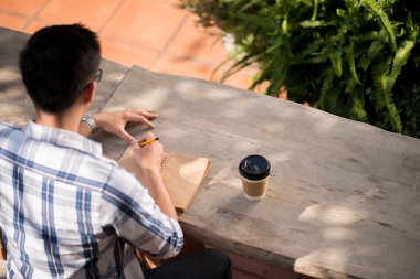 Fikirleri aşağı yazma öğrenci