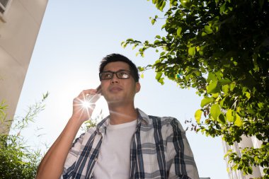 adam telefonda konuşurken gözlük