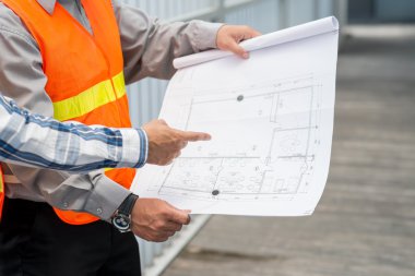 işçiler Blueprint tartışıyor