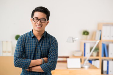 Gözlüklü genç adam