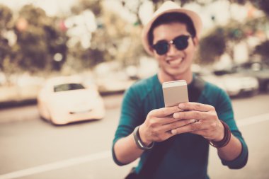 Gülümseyen adam selfie alarak