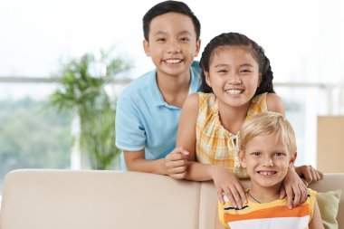 Üç çok ırklı arkadaş