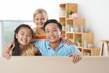 mutlu çocuk sarılma