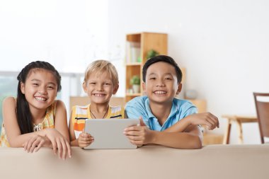 Dijital tablet ile neşeli çocuklar