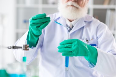 bilimsel araştırma taşıyan kimyager