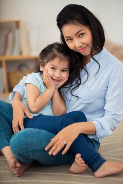 Anne ve Kız Sarılıyor