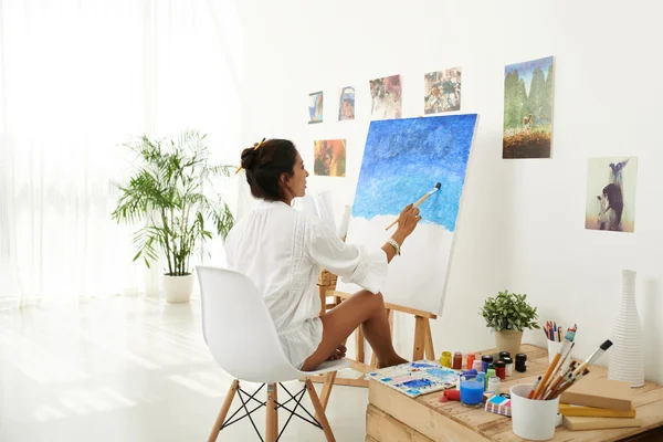 Mid adult woman painting — Stock Photo, Image