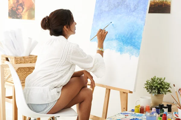 Mujer pintando una obra maestra — Foto de Stock