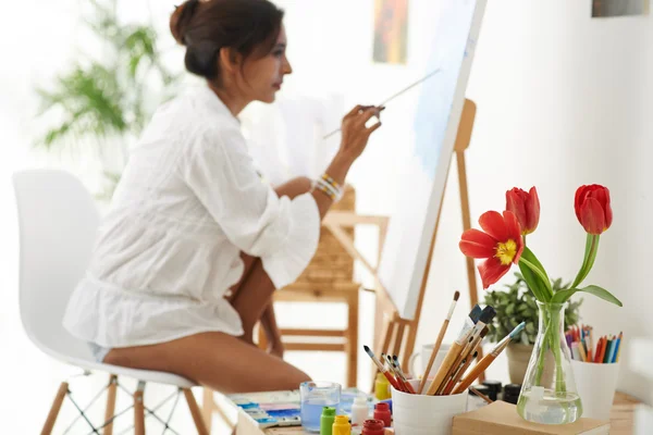 Studio d'artista con pittura donna — Foto Stock