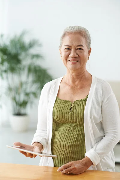 Kvinna anläggning touchpad — Stockfoto