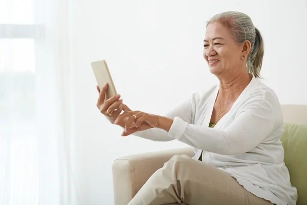 Frau macht Selfie — Stockfoto