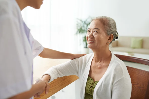 Mujer mirando a su médico — Foto de Stock