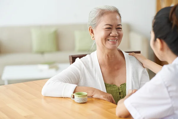 Mulher conversando com enfermeira — Fotografia de Stock