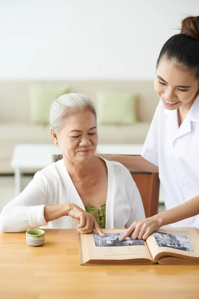 Mujeres mirando fotos en libro — Foto de Stock