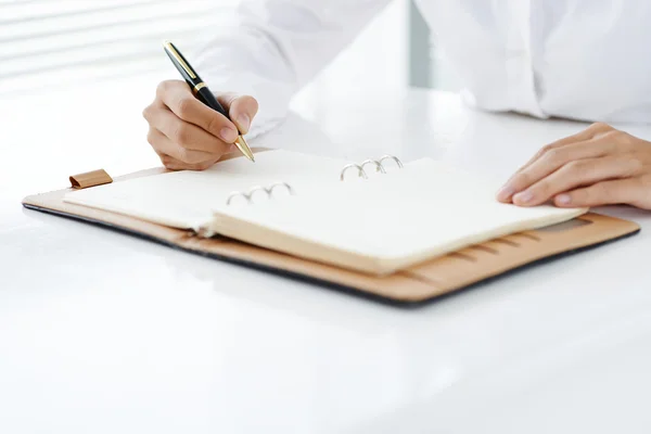 Estudiante comprobando su organizador personal — Foto de Stock