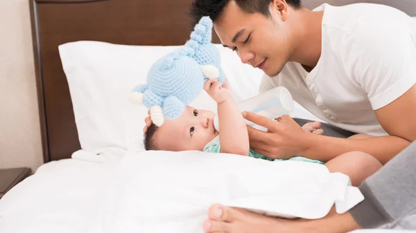 Padre alimentando a su bebé —  Fotos de Stock