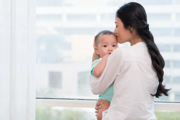 Mamma kysser sitt lilla barn — Stockfoto