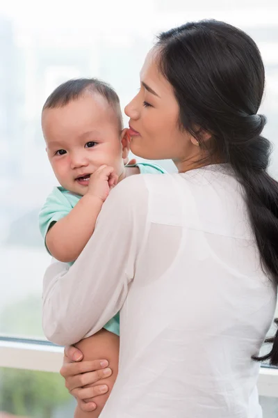 Woman standing with little child — Stock Photo, Image