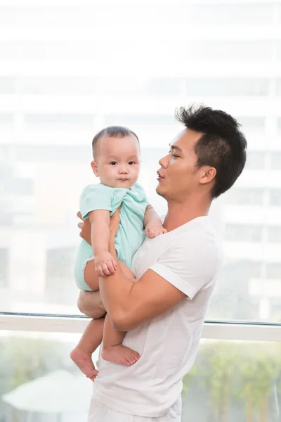 Człowiek ogląda mało noworodek — Zdjęcie stockowe