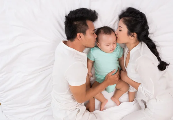 Jeunes parents et bébé garçon — Photo