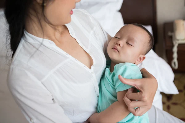 Moeder houden babyjongen — Stockfoto