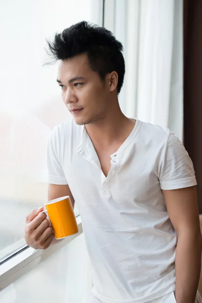 Asiatische Mann mit einer Kaffeetasse — Stockfoto