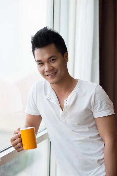 Hombre asiático con una taza de café — Foto de Stock