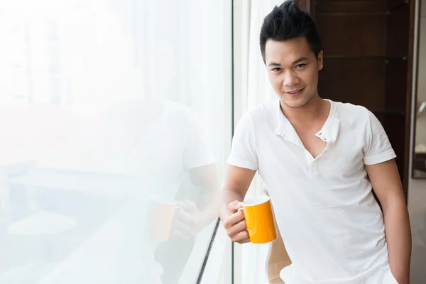 Hombre asiático con una taza de café — Foto de Stock