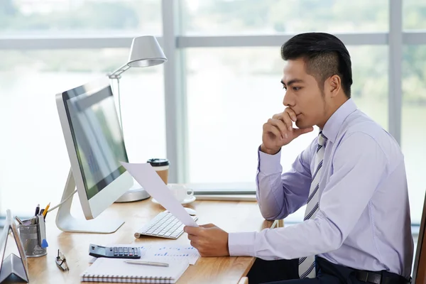 Hombre de negocios analizando información — Foto de Stock