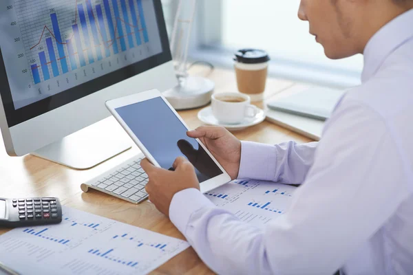 Geschäftsmann arbeitet mit Touchpad — Stockfoto