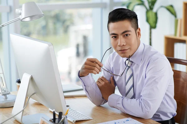 Geschäftsmann sitzt am Schreibtisch — Stockfoto