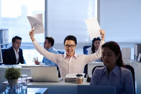 Empresario celebrando el éxito — Foto de Stock