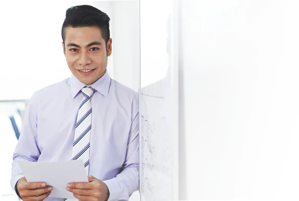 Hombre de negocios con documento sonriendo — Foto de Stock